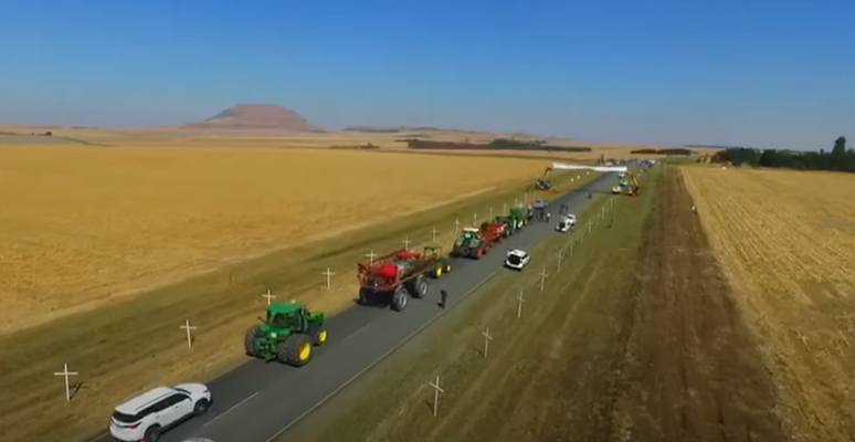 Ao alegar a existência de um cemitério de africanos brancos, Trump se referiu a esta imagem, que mostram cruzes brancas em uma estrada rural