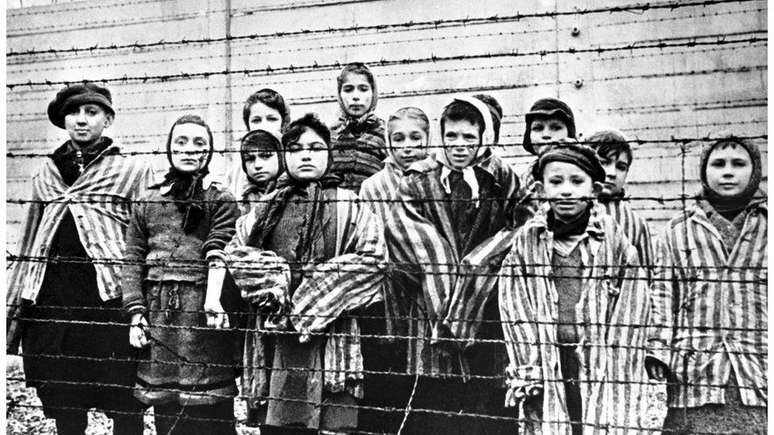 O Holocausto foi um período da história durante o qual milhões de judeus e outras pessoas foram mortas pelo regime nazista da Alemanha