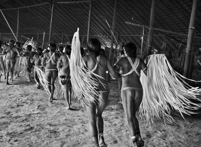 Sebasti&atilde;o Salgado conseguiu fotografar terras ind&iacute;genas at&eacute; 2019, como no caso desta cerim&ocirc;nia yanomami na comunidade Pia&uacute;