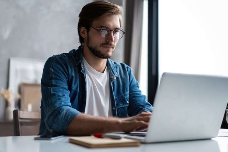 Trabalhar como freelancer satisfaz o desejo do geminiano por mudanças e novos conhecimentos 
