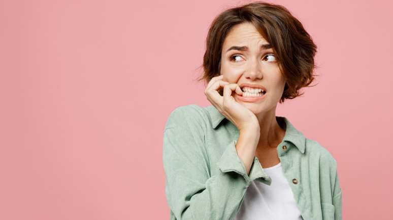 Descubra quais signos mais sofrem com a opinião alheia e críticas. Entenda como isso afeta a vida deles no dia a dia!