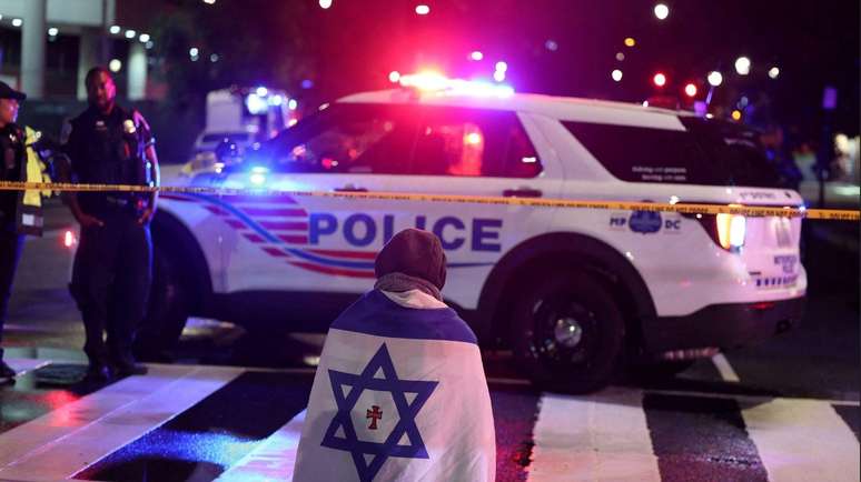 O FBI diz que está investigando se o assassinato de dois funcionários da embaixada israelense em Washington é um crime de ódio ou está ligado ao terrorismo