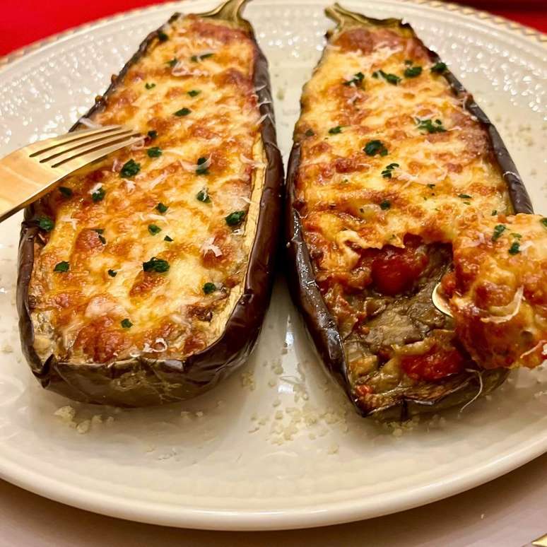 BERINJELA RECHEADA COM SABOR DE PIZZA NA AIRFRYER