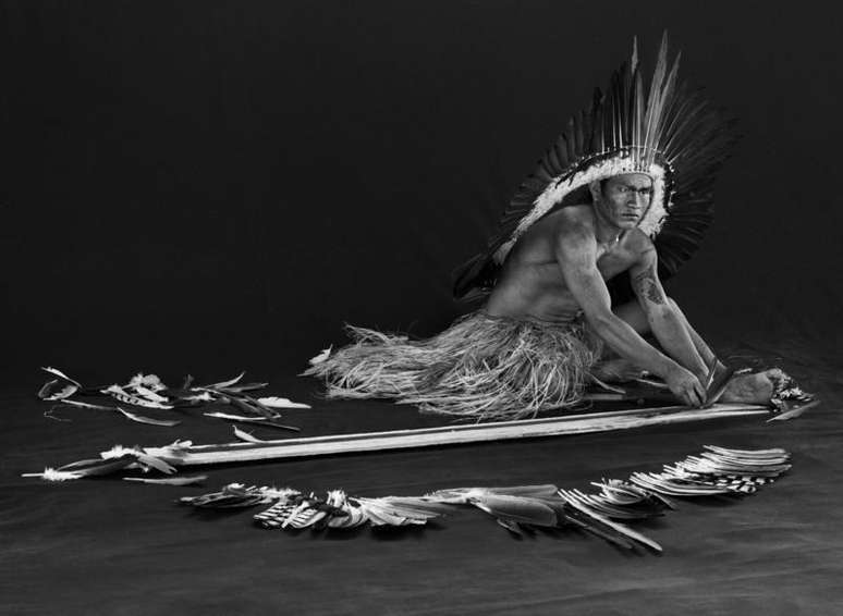 A retomada cultural dos yawanaw&aacute; passou por reaprender suas pr&oacute;prias tradi&ccedil;&otilde;es artesanais, que j&aacute; n&atilde;o eram praticadas pelas novas gera&ccedil;&otilde;es; Na foto, Mir&oacute; (Vin&aacute;) Yawanaw&aacute; confecciona adornos de penas