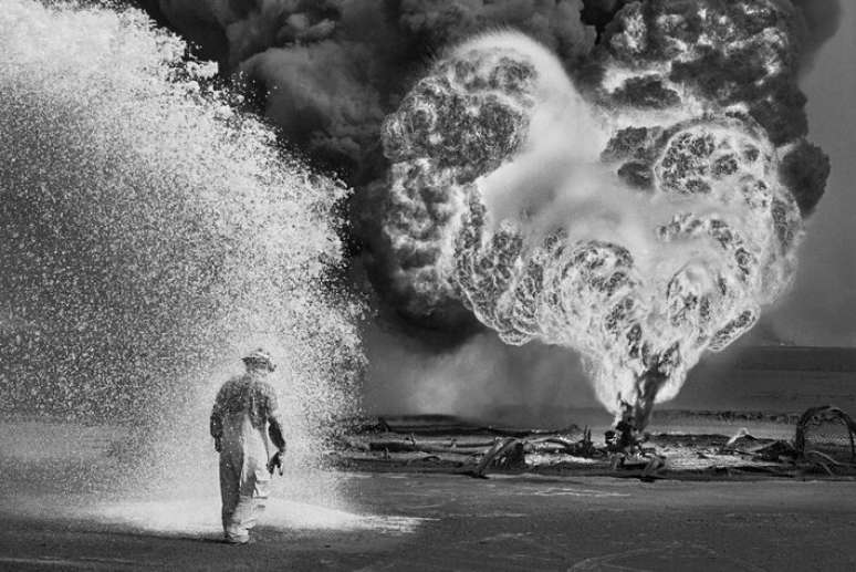 Cobertura do fot&oacute;grafo brasileiro Sebastiao Salgado no Kwait em 1991, ap&oacute;s a guerra do Golfo