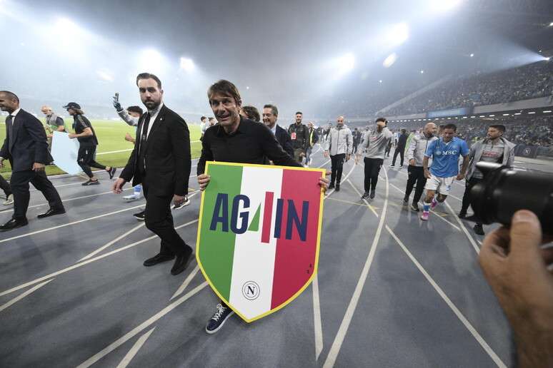 Conte celebra vitória do Napoli 'de novo'
