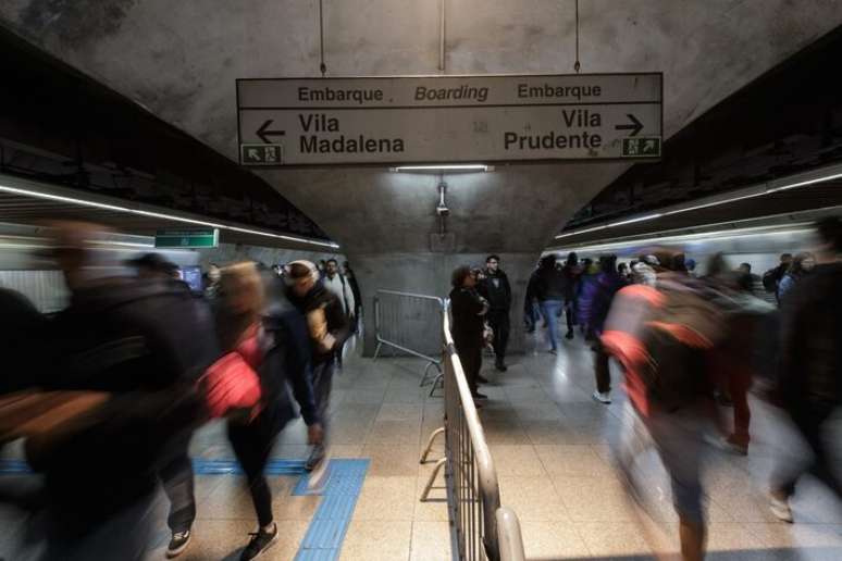 Metroviários aceitam acordo com Governo de SP e decidem por não fazer greve em São Paulo.
