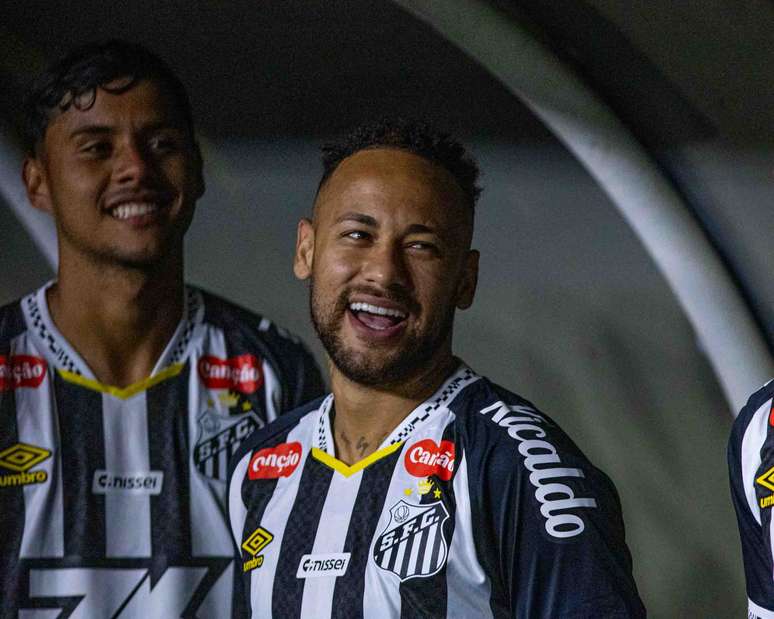 Neymar começou no banco em jogo do Santos