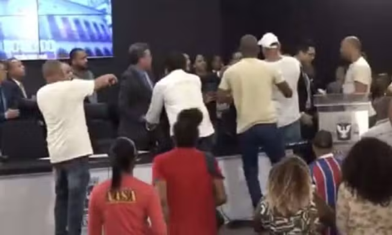 Em sessão marcada por confusão e agressões, Câmara de Salvador aprova reajuste para servidores 
