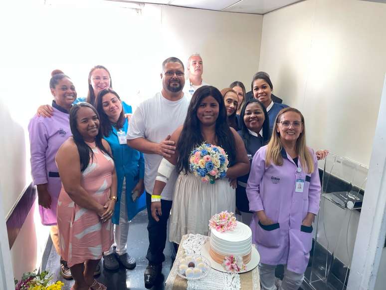Guests and hospital staff in the civil marriage of the patient Bruna Costa, hospitalized with a crisis of the gallbladder in RJ. Guests and hospital staff in the civil marriage of the patient Bruna Costa, hospitalized with a crisis of the gallbladder in RJ.
