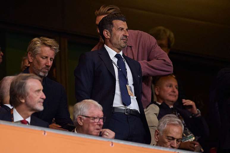 Figo assiste a jogo entre Tottenham e Manchester United