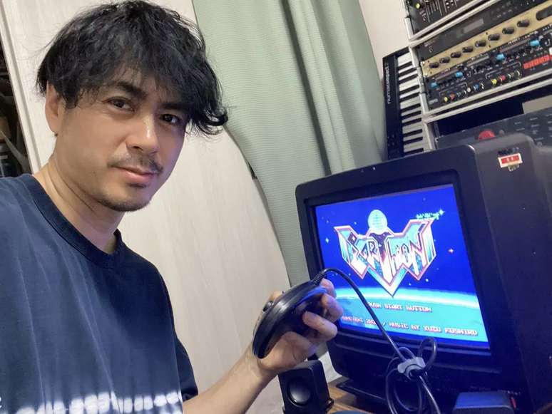 Yuzo Koshiro mostrando seu trabalho mais recente, o game Earthion em desenvolvimento para o Mega Drive