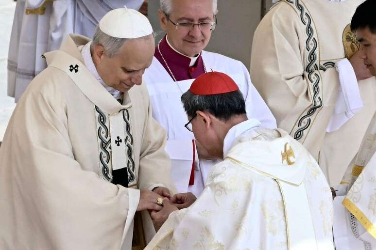 Tagle entregou Anel do Pescador para Prevost em missa de posse