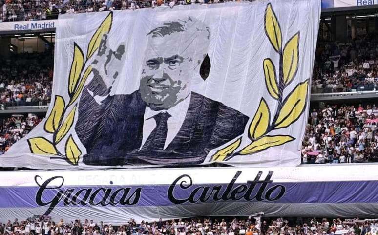 Ancelotti homenageado com um bandeirão em seu jogo de despedida.