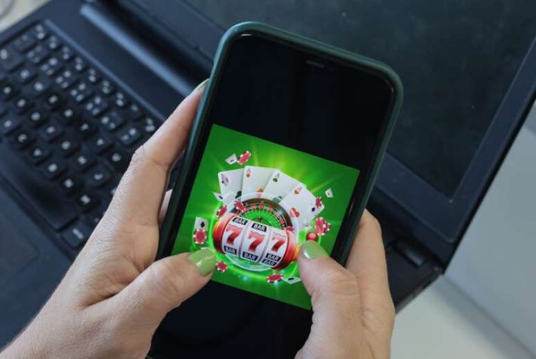 Bet: the dependence on online betting takes the focus of employees, affects productivity and causes layoffs Bet: the dependence on online betting takes the focus of employees, affects productivity and causes layoffs