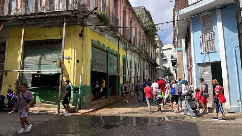 Cubanos enfrentam filas para comprar produtos básicos em mercado estatal