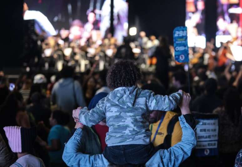 Público acompanha show na Virada Cultural