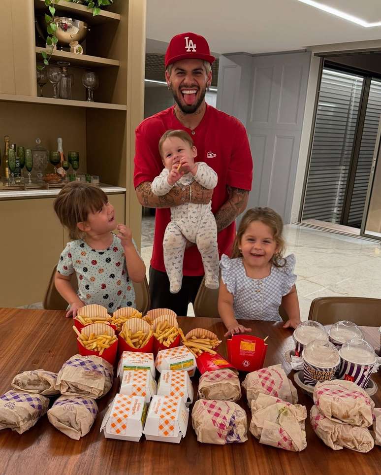 Zé Felipe com os filhos —