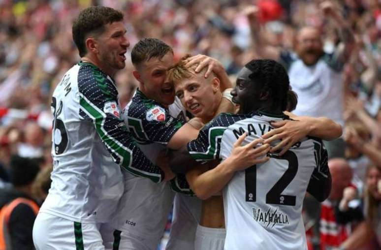 Mike Hewitt/Getty Images - Legenda: Jogadores do Sunderland vibram. Virada em coma do Sheffield coloca o time de volta à elite inglesa / Jogada10