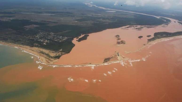 Foz do rio Doce após o rompimento da barragem do Fundão, em 2015