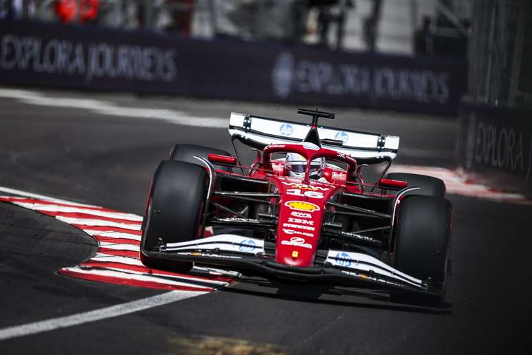 Charles Leclerc fazendo a curva da piscina 