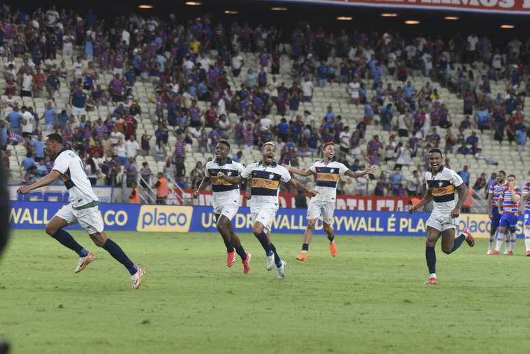 Jogadores do Retrô comemoram classificação sobre o Fortaleza