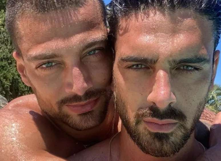 Morrone (&agrave; direita) com Susinna, o "irm&atilde;o" com quem fez cena de beijo gay 