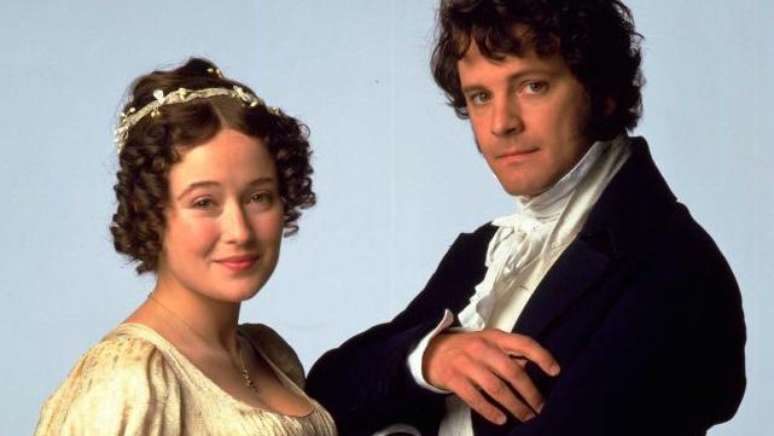 O romance Orgulho e Preconceito, de Jane Austen, satiriza as press&otilde;es sociais em torno do casamento, particularmente a busca pela hipergamia