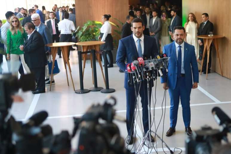 O novo presidente da CBF, Samir Xaud, (em frente aos microfones) foi eleito neste domingo, na sede da entidade, no Rio