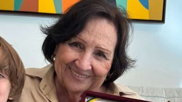 Dona Déa, mãe do ator Paulo Gustavo, surge com os netos
