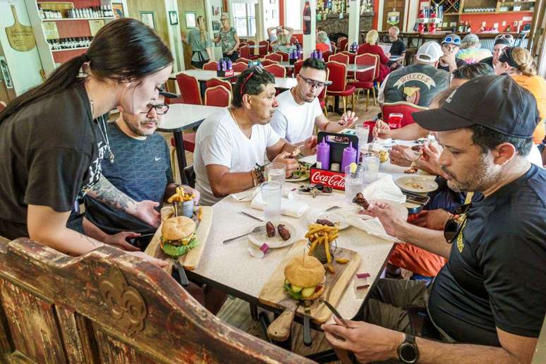 O setor de hotelaria e buf&ecirc; &eacute; outro setor que emprega muitos migrantes e &eacute; afetado pela escassez de m&atilde;o de obra.