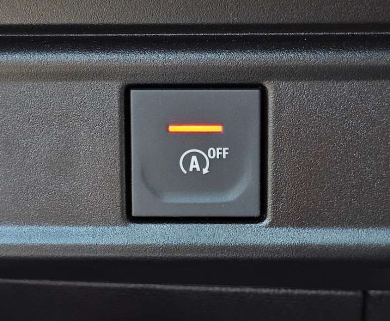 Bot&atilde;o Start-Stop do Kardian permite desligar o sistema, que &eacute; inc&ocirc;modo em dias quentes