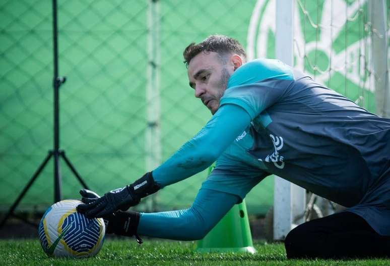 The goalkeeper negotiates the return to young people The goalkeeper negotiates the return to young people