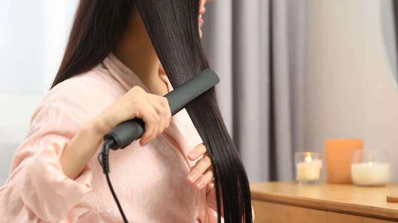 Veja como usar chapinha e babyliss corretamente nos cabelos