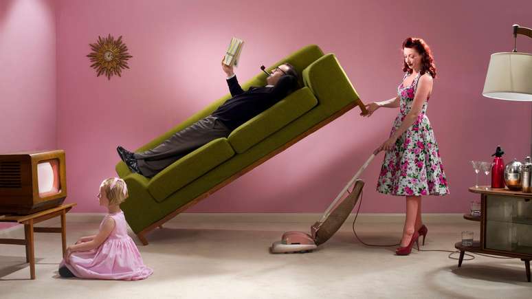 O renascimento moderno dos pap&eacute;is de g&ecirc;nero do estilo dos anos 1950 nas m&iacute;dias sociais apresenta frequentemente a hipergamia como um ideal desej&aacute;vel