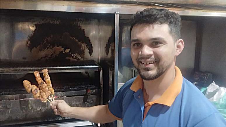 Garçom Marcos Alessandro Cunha, do Espetinho do Ceará. Tulipa é difícil pegar tempero, melhor comprar temperada.