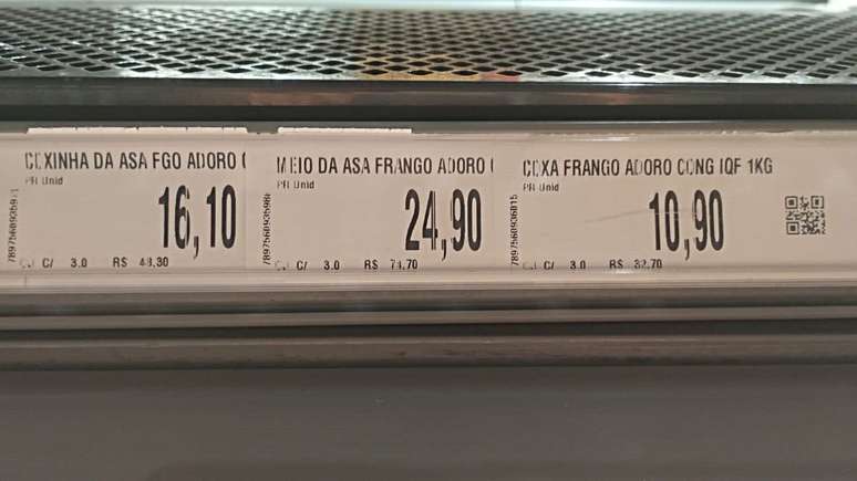 Em um atacadão, coxa de frango R$ 10,00 mais barata do que o meio da asa, também mais caro do que a coxinha da asa.