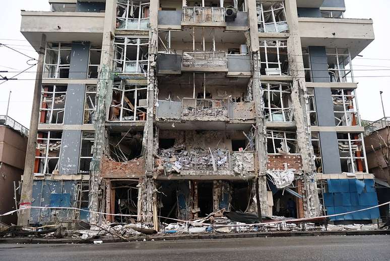 Um edifício residencial fica danificado após um ataque aéreo russo em 25 de maio de 2025 em Kiev, Ucrânia.