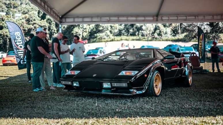 Evento secreto re&uacute;ne 900 supercarros em frota com valor de mais de R$ 1 bilh&atilde;o