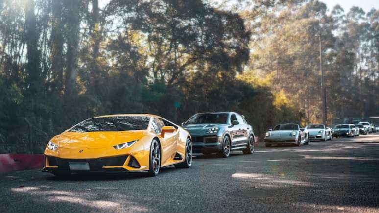 Evento secreto re&uacute;ne 900 supercarros em frota com valor de mais de R$ 1 bilh&atilde;o