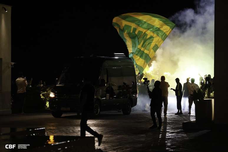 Festa da torcida no aeroporto Gale&atilde;o 