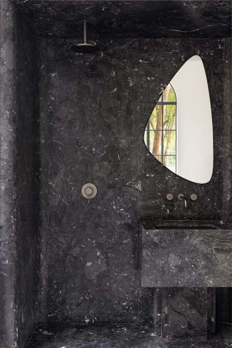 Banho projetado por Natan Gil investe em formatos org&acirc;nicos e cantos arredondados.