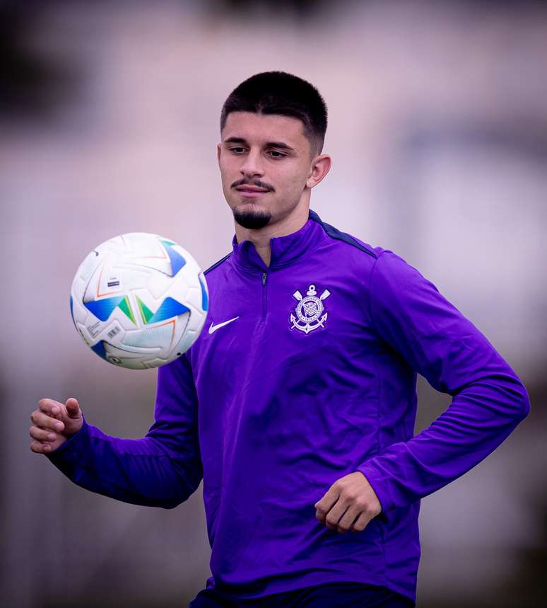 L&eacute;o Man&aacute;, no treino do Corinthians. 