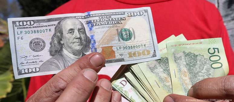 Measann saineolaithe go scaipeann suas le $ 400 billiún lasmuigh den chóras traidisiúnta san Airgintín. Measann saineolaithe go scaipeann suas le $ 400 billiún lasmuigh den chóras traidisiúnta san Airgintín.