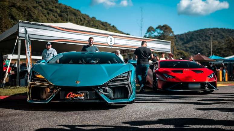 Evento secreto re&uacute;ne 900 supercarros em frota com valor de mais de R$ 1 bilh&atilde;o