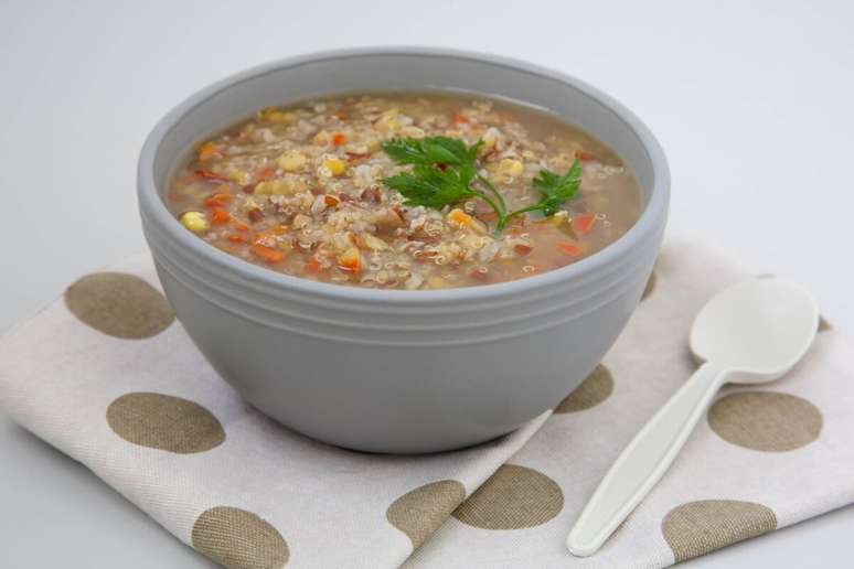 Sopa de quinoa com arroz vermelho e lentilha 