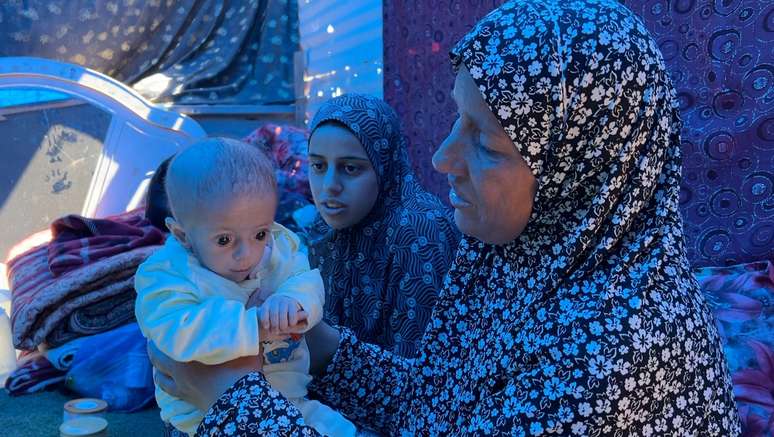 A m&atilde;e de Siwar, Najwa, e a av&oacute;, Reem, t&ecirc;m poucos suprimentos