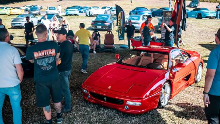 Evento secreto re&uacute;ne 900 supercarros em frota com valor de mais de R$ 1 bilh&atilde;o