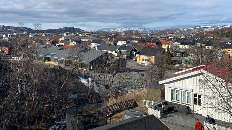 A cidade de Kirkenes sentiu o impacto econ&ocirc;mico da guerra na Ucr&acirc;nia, com o desaparecimento dos visitantes russos e a quase extin&ccedil;&atilde;o do com&eacute;rcio entre fronteiras