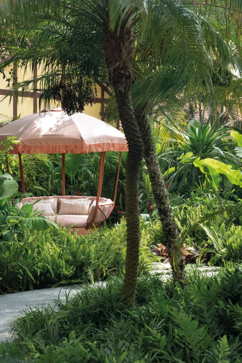 M&oacute;veis para &aacute;rea externa em tons past&eacute;is pontuam o jardim projetado por Gilberto e Carolina Elkis.